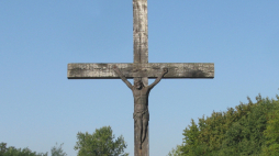 Drewniany krzyż z inskrypcją „1954” upamiętniający katastrofę. Fot. Wikipedia