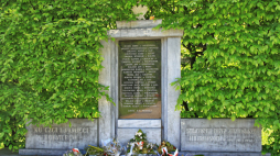 Pomnik poświęcony ofiarom zbrodni niemieckiej w Parku pod Wałką. Fot. Wikipedia