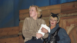 Krystyna Janda reżyseruje spektakl „Na szkle malowane” Ernesta Brylla i Katarzyny Gaertner w stołecznym Teatrze Powszechnym. Na zdjęciu od lewej: Krystyna Janda (Anioł), Dorota Stalińska (Diabeł). 1993 r. Fot. PAP/A. Rybczyński
