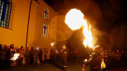 Procesja po mszy rezurekcyjnej w kościele Matki Boskiej Różańcowej w Koprzywnicy oświetlana przez strażaków, tzw. bziukaczy. Fot. PAP/P. Polak