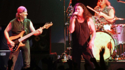 Koncert Deep Purple w katowickim Spodku - od lewej: Roger Glover, Ian Gillan oraz Ian Paice. Fot. PAP/CAF/R. Koszowski