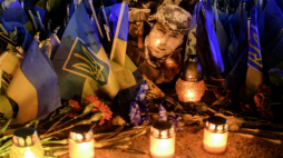 Ludzie przynoszą kwiaty, flagi i lampki pod prowizoryczny pomnik na Majdanie w Kijowie w drugą rocznicę pełnoskalowej rosyjskiej agresji na Ukrainę. 24.02.2024. Fot. PAP/V. Musiienko