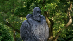 Pomnik Jana Kochanowskiego w Czarnolesie. Fot. PAP/W. Pacewicz