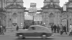 Marzec ‘68: plakaty i hasła na bramie głównej UW przy ul. Krakowskie Przedmieście. Warszawa, 15.03.1968. Fot. PAP/T. Zagoździński