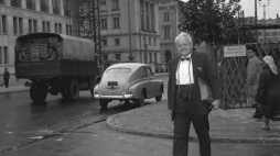 Melchior Wańkowicz na ulicy Świętokrzyskiej w Warszawie w 1956 r. Fot. PAP/CAF/L. Pieńkowski