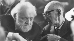 Pisarz Melchior Wańkowicz (L) i poeta Antoni Słonimski (P) na XVIII Zjeździe Związku Literatów Polskich w 1972 r. Fot. PAP/W. Rozmysłowicz