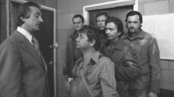 Realizacja serialu "Czterdziestolatek" w 1976 r. Na zdjęciu Andrzej Kopiczyński i Roman Kłosowski. Fot. PAP/W. Rozmysłowicz.