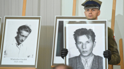 Zdjęcie Władysława Guzdka (po lewej) w trakcie uroczystości wręczenia not identyfikacyjnych członkom rodzin ofiar totalitaryzmu komunistycznego. Fot. PAP/R. Pietruszka