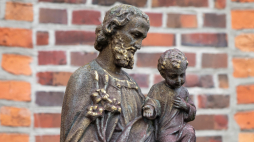Figura św. Józefa przy kościele św. Jana Chrzciciela we Włocławku, fot. PAP/T. Żmijewski.