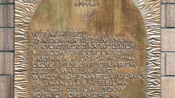 Tablica przy ul. Grójeckiej 77 upamiętniająca lokatorów i opiekunów bunkra „Krysia”. /Źródło: Wikipedia
