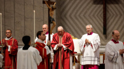 Papież Franciszek (C) podczas nabożeństwa Męki Pańskiej w Wielki Piątek. 2023 r. Fot. PAP/EPA