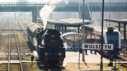 Pociąg osobowy relacji Wolsztyn - Leszno prowadzony przez parowóz Ol49-59 na stacji w Wolsztynie. 30.03.2014. Fot. PAP/M. Zakrzewski