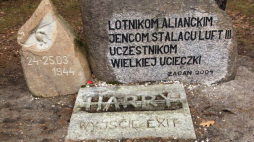 Płyty z nazwiskami uczestników wielkiej ucieczki (The Great Escape) umieszczonymi na trasie wykopanego 10 metrów niżej tunelu Harry. Żagań, 2009 r. Fot. PAP/L. Muszyński 