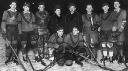 Drużyna hokejowa Śląskiego Klubu Hokejowego ze zdobytym pucharem wicewojewody śląskiego Tadeusza Saloniego (1934). Fot. NAC)
