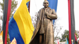 Pomnik Stepana Bandery we Lwowie. Źródło: Wikipedia. 