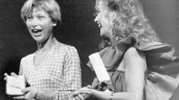 Jadwiga Jankowska-Cieślak (L) odbiera Złotą Palmę dla najlepszej aktorki za pierwszoplanową rolę węgierskim filmie pt. „Inne Spojrzenie”, 1982 r.  PAP/CAF