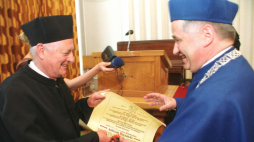 Prof. Andrzej Wyczański podczas wręczenia aktu przyznania tytułu doktora honoris causa Uniwersytetu w Białymstoku w 1999 r. Dyplom wreczył dziekan prof.Adam Dobroński (z prawej). Fot. PAP/Z. Lenkiewicz