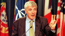 Jamie Shea podczas konferencji w kwaterze głównej Paktu Północnoatlantyckiego w Brukseli, 1999 r. PAP/EPA R. Vanden Brugge