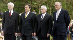 1 maja 2004 Polska i dziewięć innych krajów przystąpiło do UE: Leszek Miller (wówczas premier polskiego rządu) oraz kanclerz Niemiec Gerhard Schroeder, premier Czech Vladimir Spidla i komisarz Gunter Vereugen spotkali się u zbiegu granic Polski, Niemiec i Czech, fot. PAP/A. Hawałej