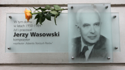 Tablica pamiątkowa na domu przy Wilczej w Warszawie, gdzie mieszkał Jerzy Wasowski. Fot. PAP/G. Jakubowski