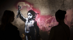 Praca Banksy’ego „The Migrant Child” (Dziecko migrant). EPA/M. Buholzer Dostawca: PAP/EPA