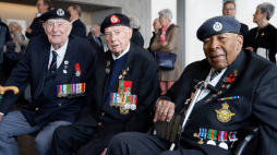 Brytyjscy weterani podczas 79. rocznicy D-Day. EPA/L. Marin / Dostawca: PAP/EPA