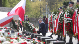 Prezydent Andrzej Duda składa wieniec pod pomnikiem Ofiar Katastrofy Smoleńskiej na Cmentarzu Wojskowym na Powązkach. PAP/R. Guz