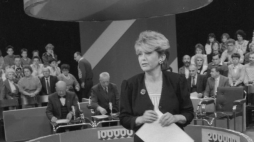 Stanisława Ryster, prezenterka telewizyjna, prowadzi teleturniej Wielka Gra. 1990 r. Fot. PAP/M. Wegner