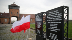 Tablice w byłym niemieckim obozie koncentracyjnym i zagłady Birkenau upamiętniające wysiedlenia Polaków. 2021 r. Fot. PAP/Ł. Gągulski