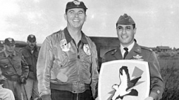 Baza lotnicza Taoyuan, 1958. Po prawej stronie amerykańskiego pilota Jamesa „Jabby” Jabara mężczyzna we flyersie. /Żródło: en.wikipedia 