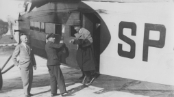 Premier Janusz Jędrzejewicz wysiada z samolotu Fokker F.VII/1m na Lotnisku Mokotowskim po powrocie z wizyty państwowej w Rumunii w lipcu 1933 r. Fot. Narodowe Archiwum Cyfrowe.