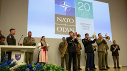 Uroczystości z okazji 20. rocznicy powstania Centrum Szkolenia Sił Połączonych NATO, na terenie jednostki przy ul. Szubińskiej w Bydgoszczy. Fot. PAP/T. Żmijewski