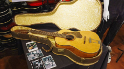 Zagubiona gitara Johna Lennona wystawiona na aukcji w USA. Fot. PAP/EPA