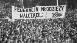 Transparent Federacji Młodzieży Walczącej podczas mszy na krakowskich Błoniach w czasie III pielgrzymki papieża Jana Pawła II do Polski w 1987 r. Fot. PAP/G. Rogiński