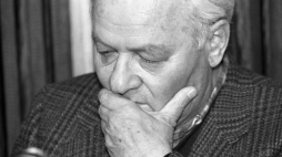 Gustaw Herling-Grudziński na spotkaniu z czytelnikami w Pen Clubie i w kawiarni Wydawnictwa Czytelnik w Warszawie w maju 1991 r. Fot. PAP/G. Rogiński