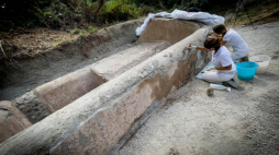 Archeolodzy pracujący w wykopaliskach w Pompejach PAP/EPA /Cesare Abbate