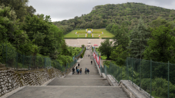 Droga prowadząca na Cmentarz Wojenny na Monte Cassino. Fot. PAP/A. Zawada