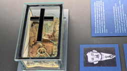 Szklana szkatułka zawierająca rzeczy osobiste znalezione podczas ekshumacji ofiar zbrodni podczas wystawy czasowej „Zbrodnia Pomorska 1939” w Muzeum II Wojny Światowej w Gdańsku w październiku 2023 r. Fot. PAP/A. Jackowski