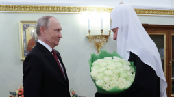 Dyktator Rosji składa życzenia imieninowe przywódcy prawosławia moskiewskiego Cyrylowi podczas jego wizyty na Kremlu 23 maja 2024 r. Fot. PAP/EPA/A. Kazakov
