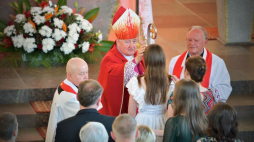 Biskup diecezjalny warszawsko-praski Romuald Kamiński udziela sakramentu bierzmowania w parafii Matki Bożej z Guadalupe w Budach Barcząckich. 2022 r. Fot. PAP/P. Piątkowski