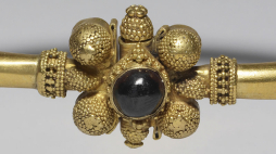 Zapięcie bransoletki huńskiej z V wieku ze zbiorów Walters Art Museum. Źródło: Wikipedia.