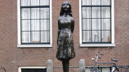 Pomnik Anny Frank w Amsterdamie. Fot. Wikipedia.