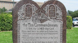 Pomnik Dziesięciu Przykazań przed Kapitolem Stanu Teksas w USA. /Źródło: Wikipedia 