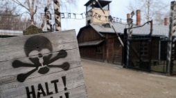 Brama byłego niemieckiego nazistowskiego obozu Auschwitz. Fot. PAP/A. Grygiel