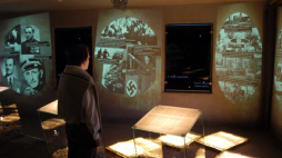Stała wystawa "Zdradzony obywatel" w bloku nr 18. b. obozu Auschwitz poświęcona pamięci ofiar Holokaustu z Węgier. 2004 r. Fot. PAP/J. Bednarczyk