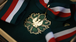 Złoty Medal "Zasłużony Kulturze Gloria Artis". Fot. PAP/L. Szymański