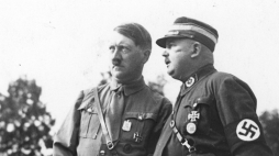 Adolf Hitler i Ernst Röhm. Fot. Bundesarchiv. Źródło: Wikimedia Commons