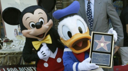 Kaczor Donald (C), w obecności Myszki Mickey (L) i szefa korporacji Walt Disney Company, Michaela Eisnera (P), odsłonił swoją gwiazdę w Alei Gwiazd w Hollywood. 2004 r. Fot. PAP/EPA