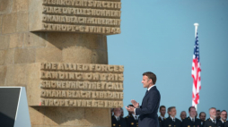 Prezydent Francji Emmanuel Macron podczas obchodów 80. rocznicy lądowania Wojsk Sprzymierzonych w Normandii. Fot. PAP/M. Obara