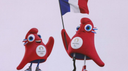 Frygijki - oficjalny symbol igrzysk w Paryżu. Fot. PAP/EPA